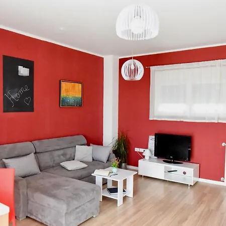 Ground Floor With Spacious Backyard 3*