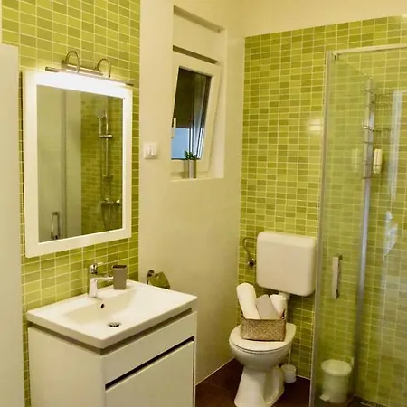 Ground Floor With Spacious Backyard Pula