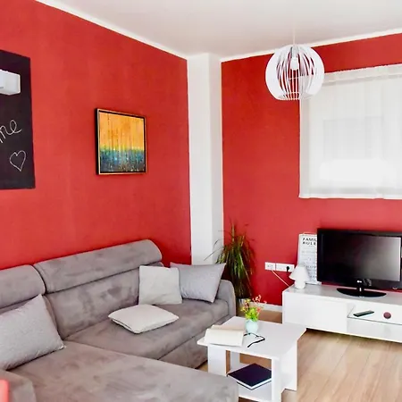 Gasthuis Ground Floor With Spacious Backyard Pula