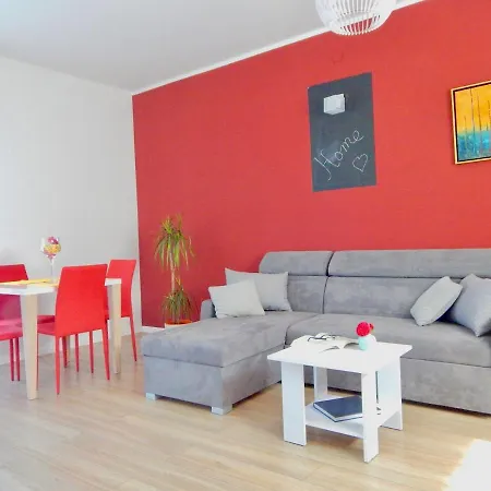 Ground Floor With Spacious Backyard Pula