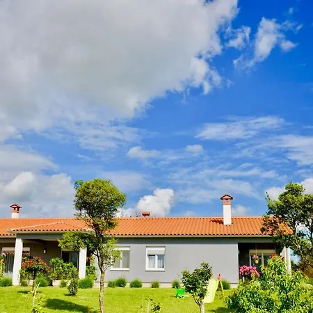 Gasthuis Ground Floor With Spacious Backyard Pula