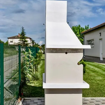 Ground Floor With Spacious Backyard Gasthuis Pula
