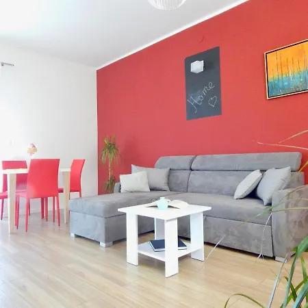 Gasthuis Ground Floor With Spacious Backyard Pula