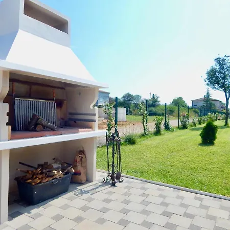 Vendégház Ground Floor With Spacious Backyard 3*