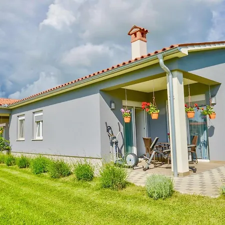 Ground Floor With Spacious Backyard Vendégház Póla