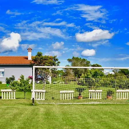 Ground Floor With Spacious Backyard Vendégház